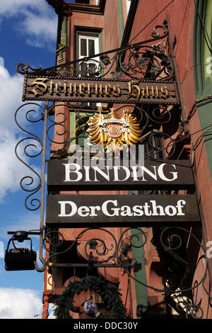 Die Steineres Haus traditionelle Pub mit Biergarten in Frankfurt am Main, Deutschland. Stockfoto