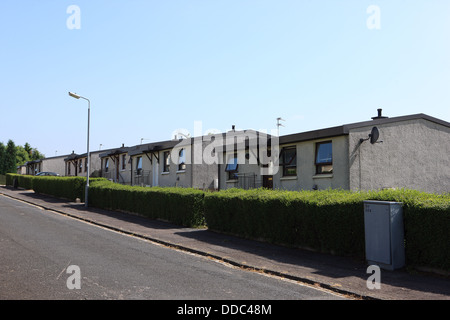 Zeile der Nachkriegszeit Fertighäusern in Paisley, Schottland Stockfoto