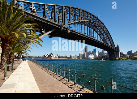 Blick unter der Sydney Harbour Bridge auf das Opera House, Circular Quay und der CBD vom Nordufer. Stockfoto