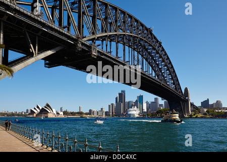 Blick unter der Sydney Harbour Bridge auf das Opera House, Circular Quay und der CBD vom Nordufer. Stockfoto