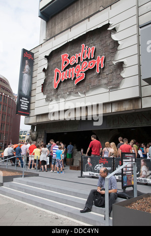 Menschen am Eingang des Berlin Dungeon, Berlin, Deutschland, Europa Stockfoto