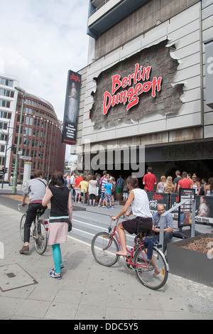 Menschen am Eingang des Berlin Dungeon, Berlin, Deutschland, Europa Stockfoto