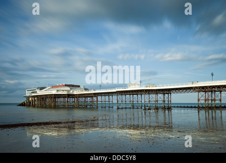 Cromer Pier an einem windigen Abend im Sommer in Norfolk, England Stockfoto