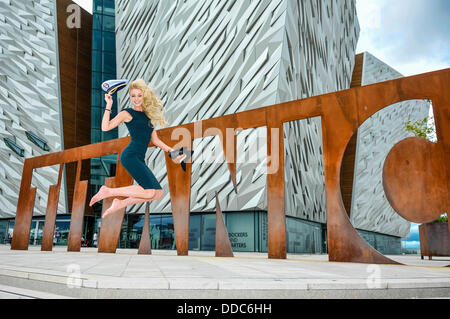 Belfast, Nordirland, 30. August 2013 - Miss Nordirland, Meagan Green (23), besucht Belfast Titanic vor dem Flug nach Indonesien für Miss World 2013. Bildnachweis: Stephen Barnes/Alamy Live-Nachrichten Stockfoto