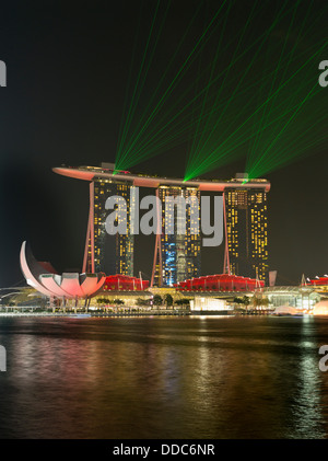 Dh Lasershow der Marina Bay in Singapur Marina Bay Sands Hotel Nacht abends leuchtet das Display Licht Laser Stockfoto