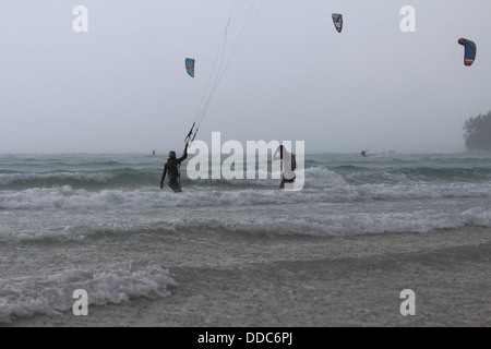 Kitesurfen in einem Sturm in der Andamanensee, Nai Yang Beach, Phuket Thailand Stockfoto