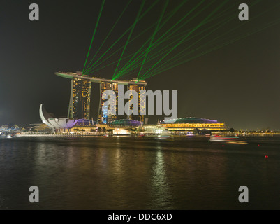 dh Marina Bucht Sand Laser MARINA BAY SINGAPUR Laser Show Nacht Abendlicht Anzeige Lichtstrahlen Laser Sand Stockfoto