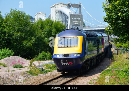 HST 125 durchquert die Royal Prince-Albert-Brücke aus Cornwall in Devonshire in Richtung Paddington am 13. Juli 2013 Stockfoto