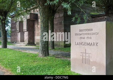 Ersten Weltkrieg ein Soldatenfriedhof Deutscher Soldatenfriedhof Langemark / Studentenfriedhof, West-Flandern, Belgien Stockfoto