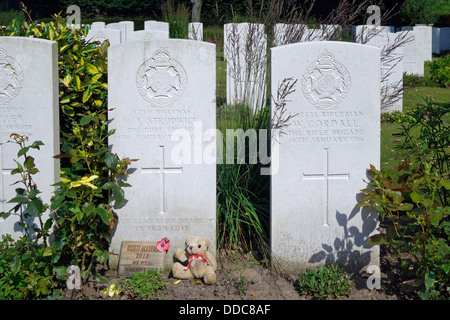 Grabstein des 15 Jahre alten Joe Strudwick, eines der jüngsten britischen ersten Weltkrieg ein Opfer, Essex Farm Friedhof, Belgien Stockfoto