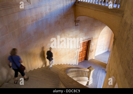 Treppe vom ersten zum zweiten Stock, in Charles V Palast, Alhambra. Granada, Andalusien. Spanien Stockfoto