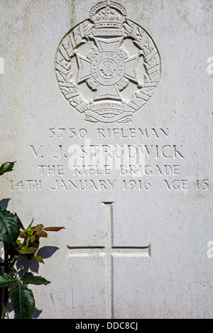 Grabstein des 15 Jahre alten Joe Strudwick, eines der jüngsten britischen ersten Weltkrieg ein Opfer, Essex Farm Friedhof, Belgien Stockfoto