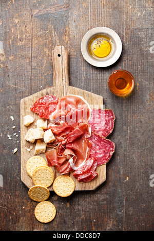 Schneidebrett sortiert geheilt Fleisch, Käse und Honig Stockfoto