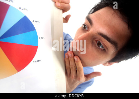 Überrascht Man Graphen betrachten Stockfoto
