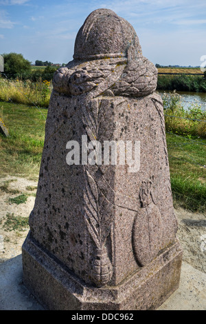Belgischen ersten Weltkrieg eine Abgrenzung Stein entlang des Flusses IJzer / Yser bei Diksmuide, West-Flandern, Belgien Stockfoto