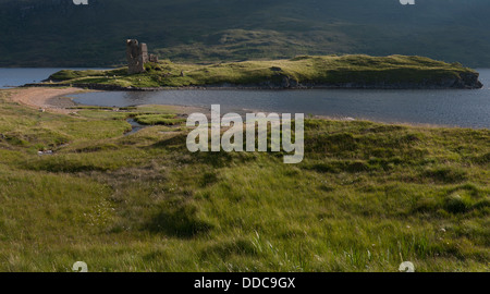 Späten Nachmittag Sonnenlicht trifft Ardvreck Castle am Ufer des Loch Assynt, Schottisches Hochland, Schottland, Vereinigtes Königreich Stockfoto