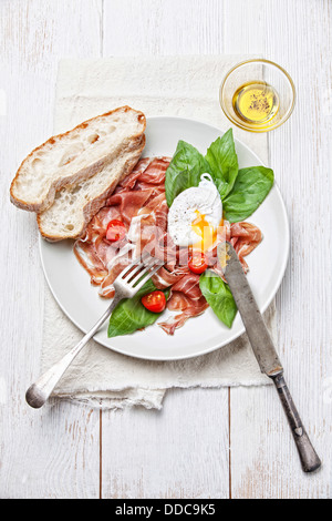 Schinken-Salat mit pochiertem Ei Stockfoto