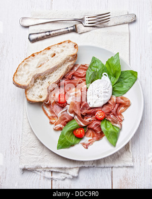 Schinken-Salat mit pochiertem Ei Stockfoto