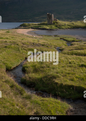 Späten Nachmittag Sonnenlicht trifft Ardvreck Castle am Ufer des Loch Assynt, Schottisches Hochland, Schottland, Vereinigtes Königreich Stockfoto