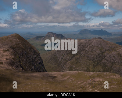 Blick nördlich von Ben Mor Coigach auf die herrliche Bergwelt von Assynt, Schottisches Hochland-UK Stockfoto