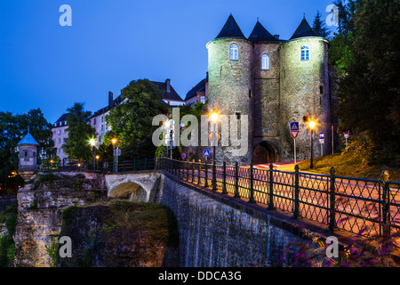 Die drei Türme oder Trois Tours und Reste der alten Festung und Mauern der mittelalterlichen Stadt Luxemburg. Stockfoto