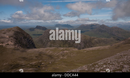 Blick nördlich von Ben Mor Coigach auf die herrliche Bergwelt von Assynt, Schottisches Hochland-UK Stockfoto