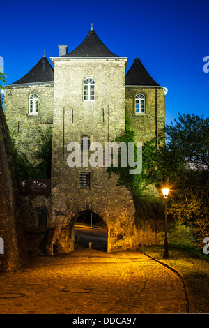 Die drei Türme oder Trois Tours und alte Festung und Mauern, die die äußere Grenze der mittelalterlichen Stadt Luxemburg gekennzeichnet. Stockfoto
