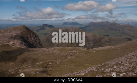 Blick nördlich von Ben Mor Coigach auf die herrliche Bergwelt von Assynt, Schottisches Hochland-UK Stockfoto