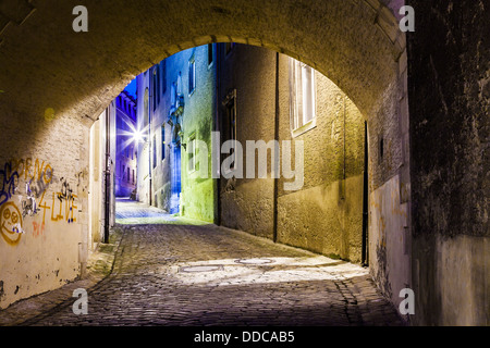 Eine ziemlich gepflasterten Straße im Grund Viertel von Luxemburg-Stadt in der Nacht. Stockfoto