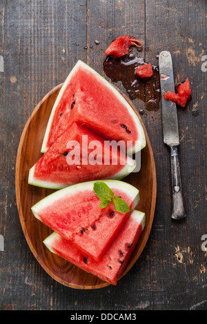 Wassermelone-Scheiben auf hölzernen Hintergrund Stockfoto