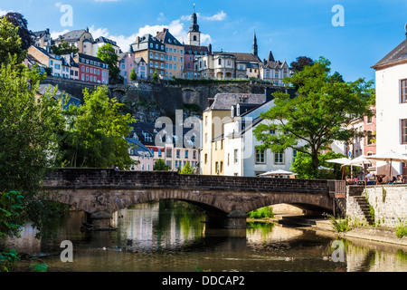 Blick auf die mittelalterliche Ville Haute aus dem Fluss Alzette im Grund Viertel von Luxemburg-Stadt. Stockfoto