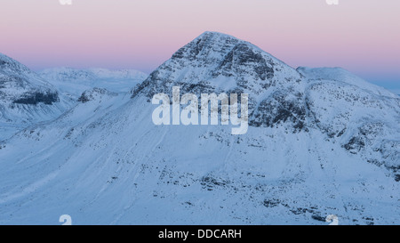 Die Aussicht auf Schnee - bedeckt Cul Beag aus Sgorr Tuath mit schönen Beitrag Sonnenuntergang Farben, Schottisches Hochland, Schottland, Vereinigtes Königreich Stockfoto