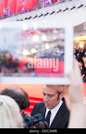 NICOLAS CAGE-FANS fotografieren mit Handys & IPAD JOE PREMIERE &#XA; 70. Venedig FILM FESTIVAL LIDO Venedig Italien 30 August 201 Stockfoto