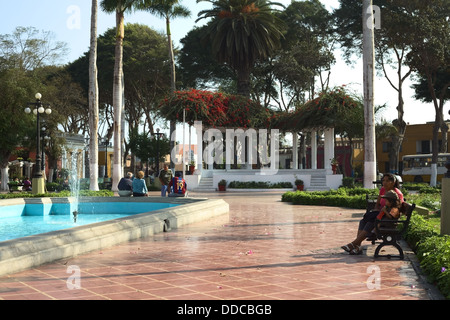 Parque Municipal der Bezirk Barranco in Lima, Peru mit einem Brunnen und einer festen Phase Stockfoto