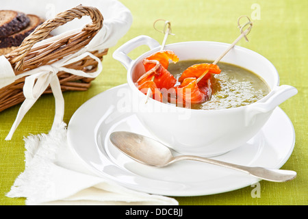 Spargelsuppe mit geräuchertem Lachs auf grünem Hintergrund Stockfoto