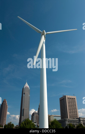 WINDKRAFTANLAGE AN DER GREAT LAKES SCIENCE CENTER SKYLINE VON DOWNTOWN CLEVELAND OHIO USA Stockfoto