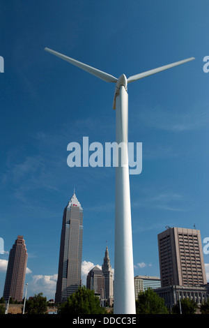 WINDKRAFTANLAGE AN DER GREAT LAKES SCIENCE CENTER SKYLINE VON DOWNTOWN CLEVELAND OHIO USA Stockfoto