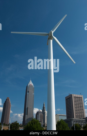 WINDKRAFTANLAGE AN DER GREAT LAKES SCIENCE CENTER SKYLINE VON DOWNTOWN CLEVELAND OHIO USA Stockfoto