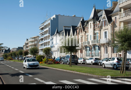 Direkt am Meer im August einen geschäftigen Urlaubszeit Les Sables D' Olonne Westregion der Vendee Frankreich Stockfoto