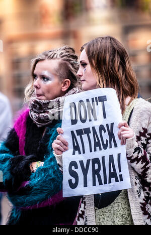 Bedford Square, Exeter, UK. 30. August 2013. Zwei junge Frauen hören die reden während der Don't Angriff Syrien Mahnwache in Exeter in Exeter am 30. August 2013 Bedford Square Credit: Clive Chilvers/Alamy Live News Stockfoto