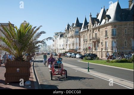 Direkt am Meer im August einen geschäftigen Urlaubszeit Les Sables D' Olonne Westregion der Vendee Frankreich Stockfoto