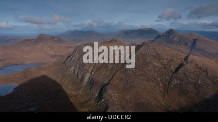 Der Blick nördlich von Sgurr eine Fhidhleir auf die herrliche Bergwelt von Assynt, Schottisches Hochland, Schottland, Vereinigtes Königreich Stockfoto