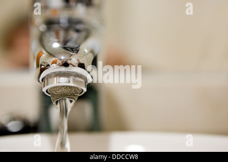 Wasser aus dem Wasserhahn Stockfoto