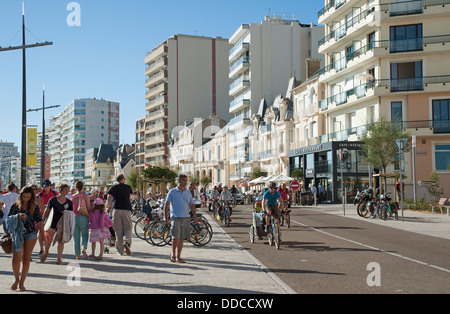 Direkt am Meer im August einen geschäftigen Urlaubszeit Les Sables D' Olonne Westregion der Vendee Frankreich Stockfoto