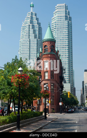 GOODERHAM BUILDING (©DAVID ROBERTS JR 1892) BROOKFIELD PLACE (© BREGMAN & HAMANN 1992) FRONT STREET TORONTO ONTARIO KANADA Stockfoto