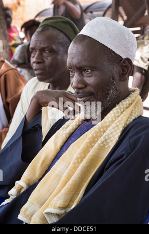 Wolof sprechende senegalesische Männer teilnehmen an einer Besprechung der Mikrokredite in Djilor, ein Wolof-Dorf in der Nähe von Kaolack, Senegal. Stockfoto