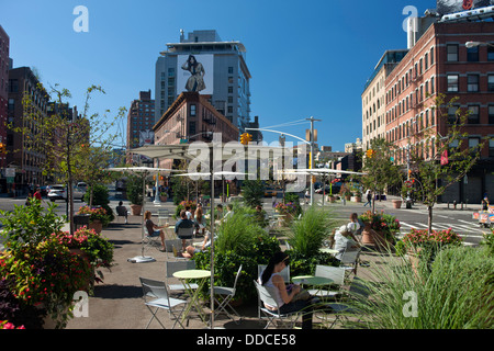 TISCHE IM FREIEN VIERZEHNTEN WESTSTRAßE MEAT MARKET PACKING DISTRICT MANHATTAN NEW YORK CITY USA Stockfoto