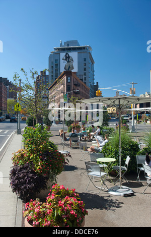 TISCHE IM FREIEN VIERZEHNTEN WESTSTRAßE MEAT MARKET PACKING DISTRICT MANHATTAN NEW YORK CITY USA Stockfoto