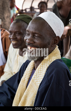 Wolof sprechende senegalesische Männer teilnehmen an einer Besprechung der Mikrokredite in Djilor, ein Wolof-Dorf in der Nähe von Kaolack, Senegal. Stockfoto