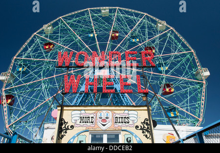 ZEICHEN DENO WONDER WHEEL AMUSEMENT PARK CONEY ISLAND BROOKLYN NEW YORK CITY USA Stockfoto